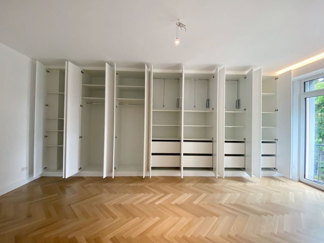 mit Einbauschrank